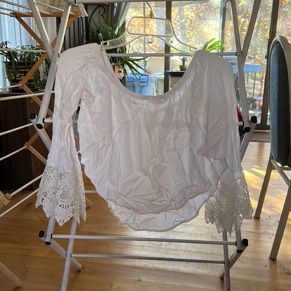 White flows crop top with lace - Picture 3 of 3